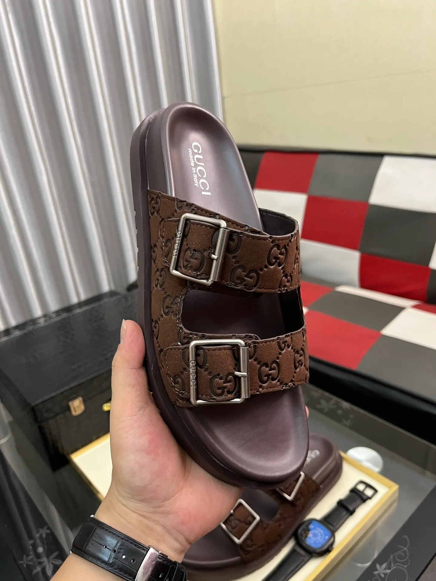 Men's shoes 💰340⌚️⌚️ (gucci-Gucci) New men's slippers, high-end boutique, made of cowhide, with exquisite embossed logo decoration on the upper, fine workmanship, super soft soles, casual, loose and comfortable, a must-have in summer! \nsize：38-44